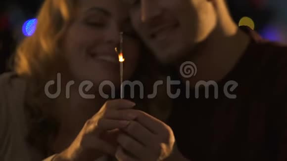 新婚夫妇手持孟加拉灯温柔地接吻除夕浪漫的约会视频的预览图