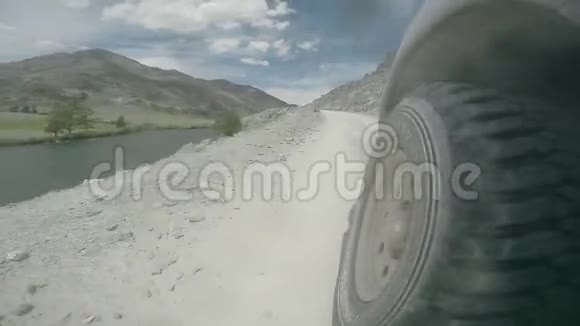 沿着山谷行驶的汽车车轮的景色汽车在崎岖的乡村道路上行驶得很快越野车乘坐高级视频的预览图