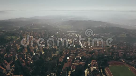 意大利翁布里亚的佩鲁贾及其周边景观鸟瞰图视频的预览图