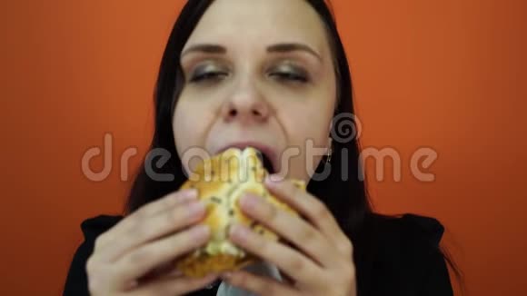 无脑饮食快餐不健康饮食暴饮暴食自控饥饿营养观念年轻的女人视频的预览图