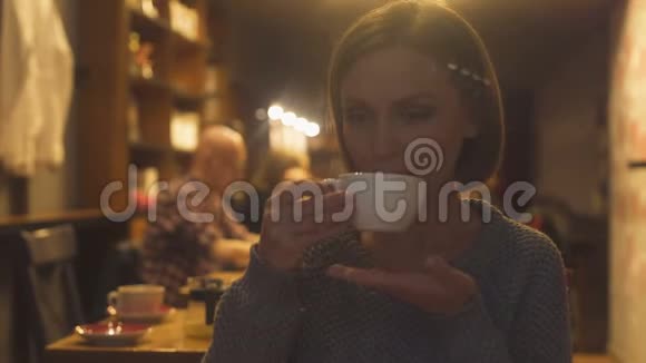 40多岁的女士在咖啡馆度过了一个晚上喝着柔和的卡布奇诺视频的预览图