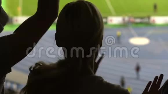 男女球迷对体育场比赛不满的阴影视频的预览图