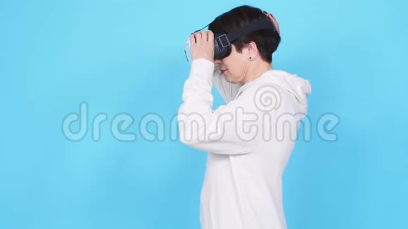 中年妇女穿着白色毛衣戴着虚拟现实眼镜看电影未来主义和新概念视频的预览图