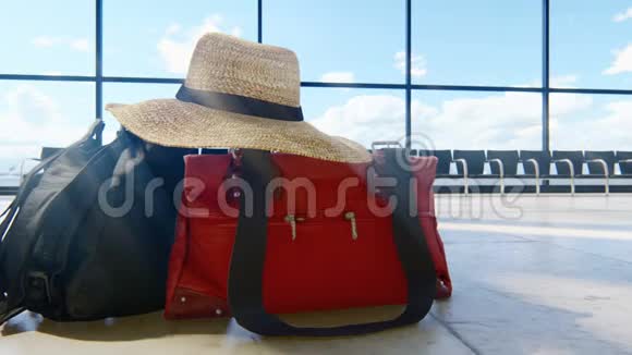 旅行袋和帽子在现代机场航站楼的等候区大窗空厅视频的预览图