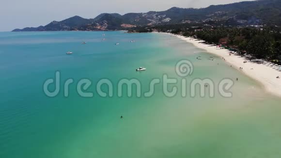度假胜地蓝海的摩托游艇阳光明媚的一天现代摩托游艇漂浮在蔚蓝的海面上靠近海滩视频的预览图
