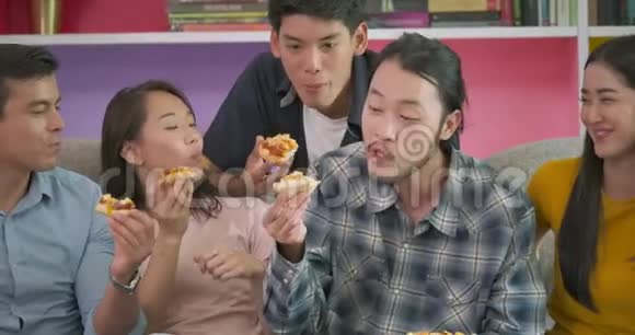 一群年轻的朋友参加家庭聚会吃披萨把它从桌子上拿走视频的预览图
