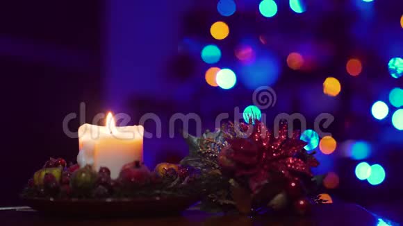黑暗中圣诞树背景上的黄色圣诞蜡烛视频的预览图