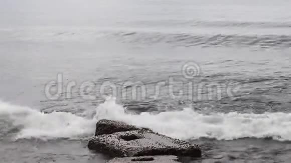 大浪在贝加尔湖的一场暴风雨中在水泥石墩上破碎视频的预览图