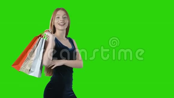 漂亮的女孩手里拿着采购物品并指着她身边的自由空间隔离屏幕视频的预览图