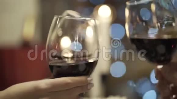 在餐厅里亲密的朋友碰着红酒和香槟酒杯行动朋友见面视频的预览图