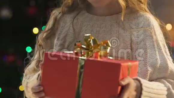 圣诞礼物的快乐女孩假日孤儿院志愿服务的概念视频的预览图