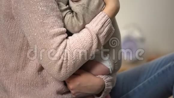 女士抱小孩袋鼠带早产婴儿视频的预览图
