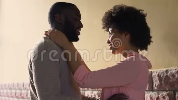 拥抱非洲夫妇在户外享受城市约会初恋的感觉感情视频的预览图