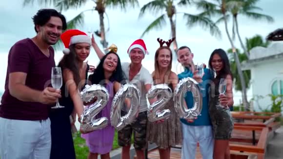 一群快乐的混血朋友庆祝圣诞节和新年视频的预览图