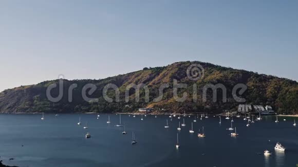 岛上海湾的帆船和游艇视频的预览图