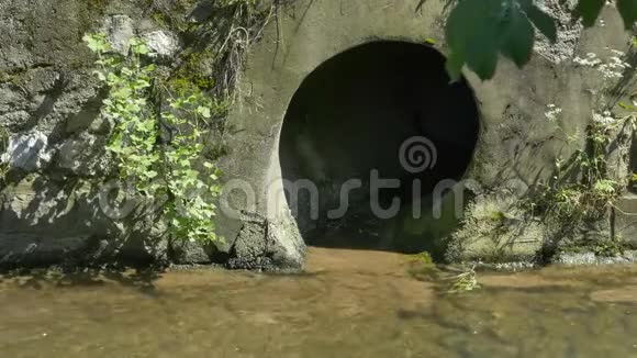 来自河流下水道的水流视频的预览图
