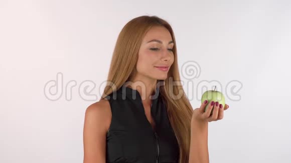美丽健康的女人微笑着拿着美味的苹果对着镜头视频的预览图