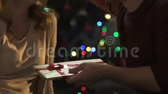 丈夫送礼物热情地亲吻妻子圣诞令人惊喜视频的预览图