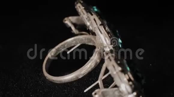 戒指和两个耳环在一个黑色旋转支架上高级珠宝宏观的视频的预览图