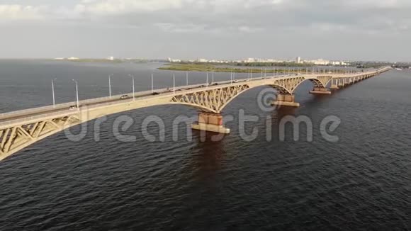 萨拉托夫市一座带有汽车的漂亮长桥的空中景观视频的预览图