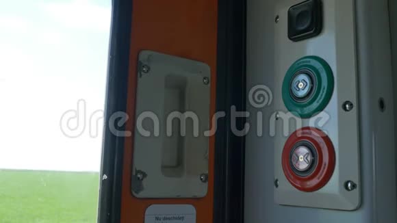 解锁车门列车按钮视频的预览图