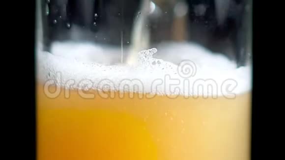 缓慢倒入开胃的清爽酒精饮料成玻璃形成波浪极端特写视频的预览图