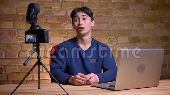 韩国年轻男性博客作者的特写镜头用手打招呼视频的预览图