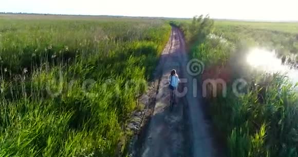 农村妇女骑自行车的无人视野视频的预览图