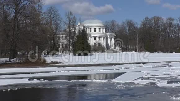 冬季埃拉金岛上的历史皇家宫殿视频的预览图