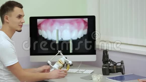 专业牙医在牙科诊所接待病人视频的预览图