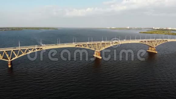 萨拉托夫市一座带有汽车的漂亮长桥的空中景观视频的预览图