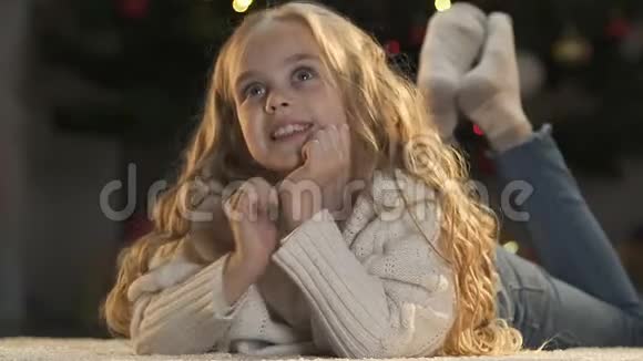 可爱的小女孩梦想着礼物和快乐的圣诞节庆祝快乐视频的预览图