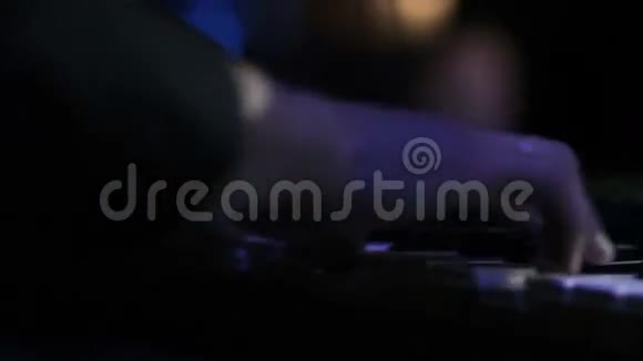 男子手在夜总会表演键盘视频的预览图