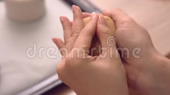 妇女制作月饼糕点用红豆沙馅包裹月饼面团传统中秋节日烘焙视频的预览图