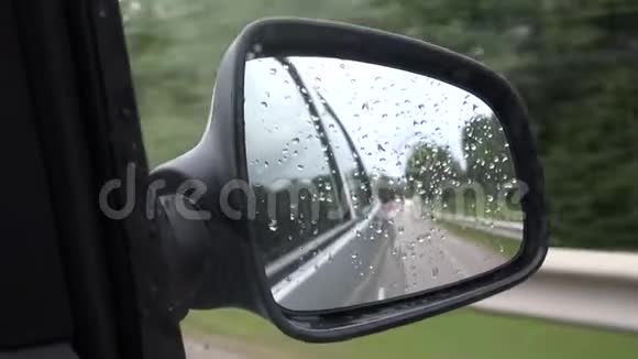 城市雨水驾驶汽车道路暴雨公路雨水滴视频的预览图