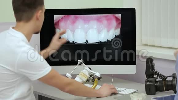 专业牙医在牙科诊所接待病人视频的预览图