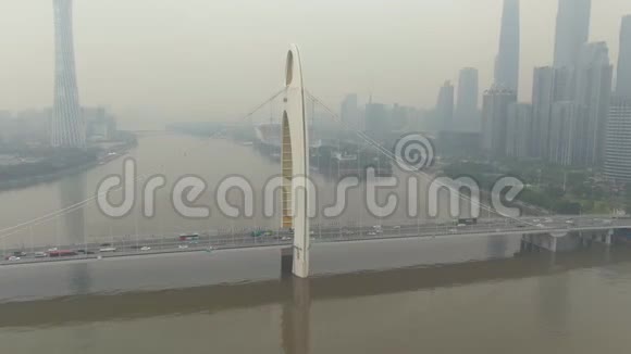 李德桥和城市景观广州市烟雾中国鸟瞰图视频的预览图