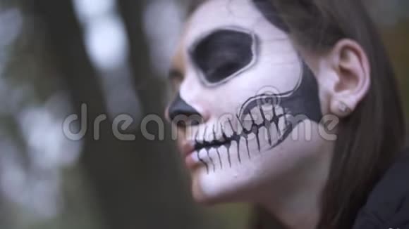 万圣节一个化妆得吓人的女孩视频的预览图