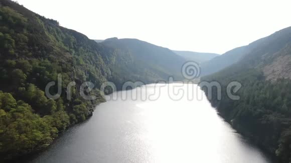 爱尔兰威克洛山脉格伦达洛湖上的鸟瞰图视频的预览图