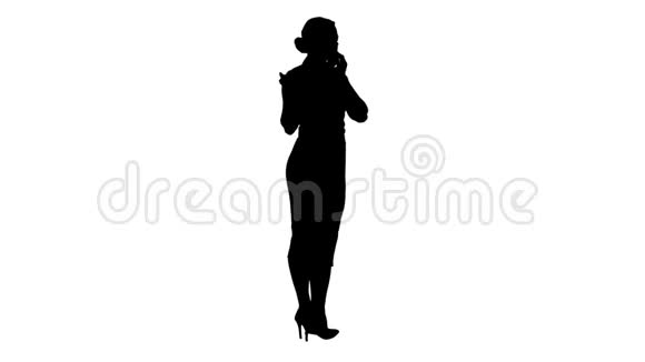 站着的年轻美女用手机打电话视频的预览图