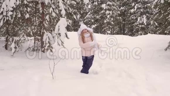 女孩掉进雪里视频的预览图