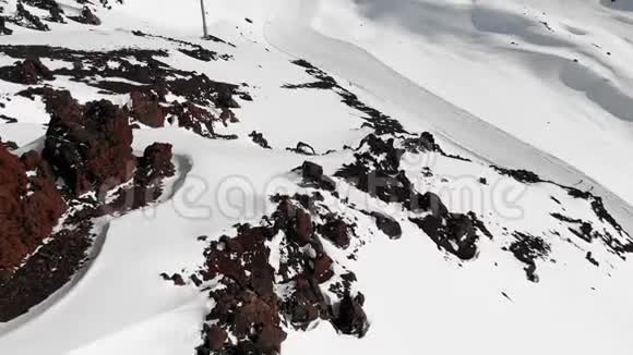 冬季埃尔布鲁斯度假胜地高加索高山缆车和滑雪坡的鸟瞰图视频的预览图
