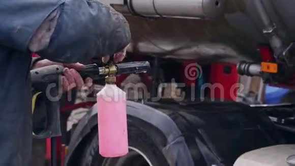 一个工人用浮兰洗一辆大卡车上面有一个切斯特特写视频的预览图