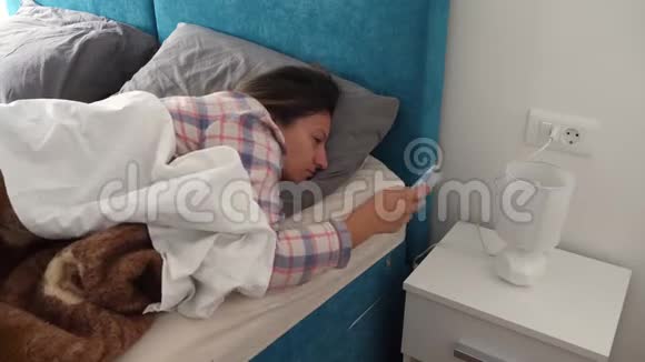 早上在家里的床上用手机的女性视频的预览图