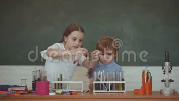 初中化学孩子们和老师在课堂上以黑板为背景学习学校化学课程视频的预览图