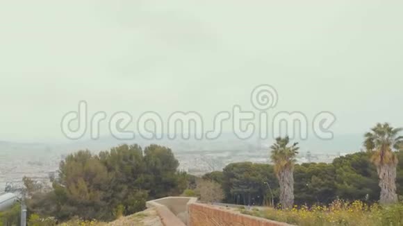 西班牙巴塞罗那的一段时间从科尔塞罗拉山上可以看到这座城市的广阔景色地中海视频的预览图
