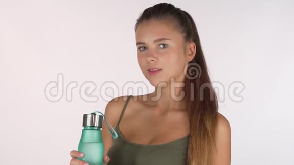 一个美丽的女人从瓶子里喝水与世隔绝视频的预览图
