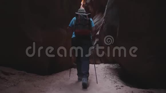 徒步旅行者在深槽峡谷的河床上徒步旅行在美国有橙色光滑的岩石视频的预览图