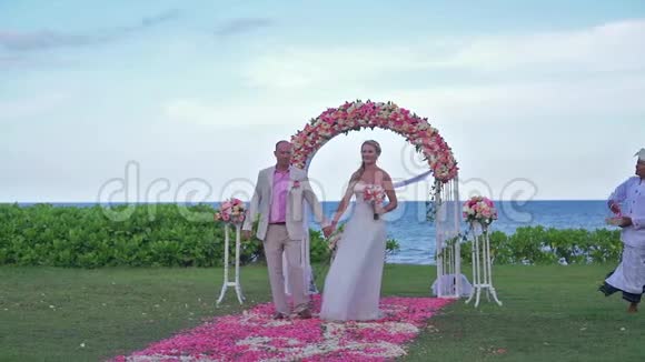 新婚夫妇刚在夏威夷结婚婚礼仪式豪华别墅视频的预览图