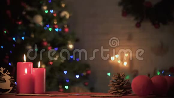 节日快乐的女孩在装饰精美的圣诞树下拿礼物盒视频的预览图